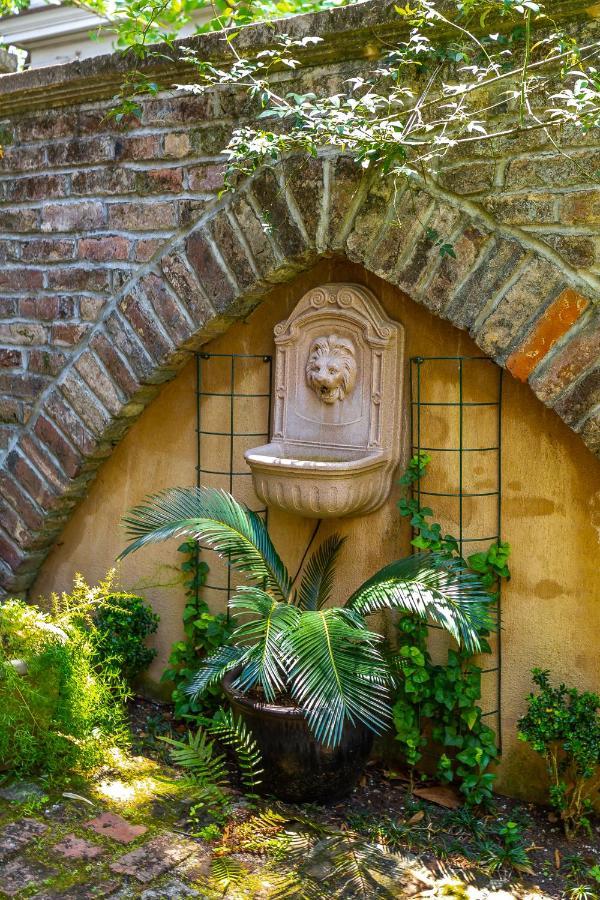 The Most Charming Old Brick Alley In Charleston Exterior foto